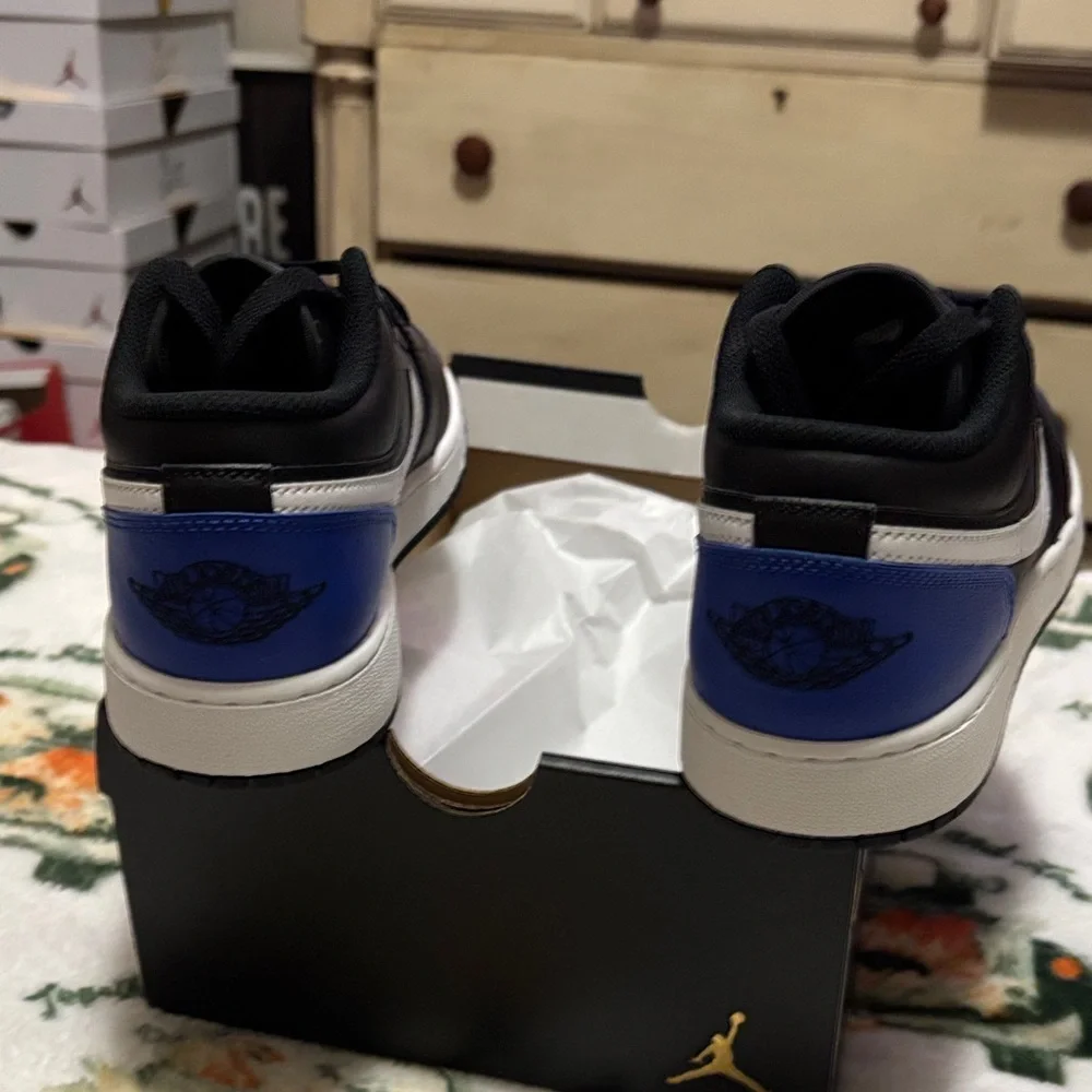 Jordan Men's Black and Royal Blue Sneakers
